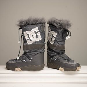 DC Chalet SE 2.0 Grey Winter Moon Boots Faux Fur Trim Snow Y2K Rhinestone W Sz 7